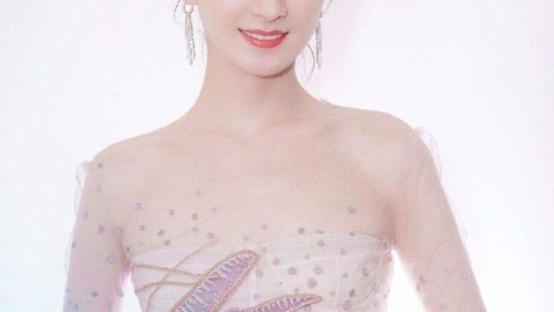 赵丽颖花絮路透：三分钟重构职场女主美学标准